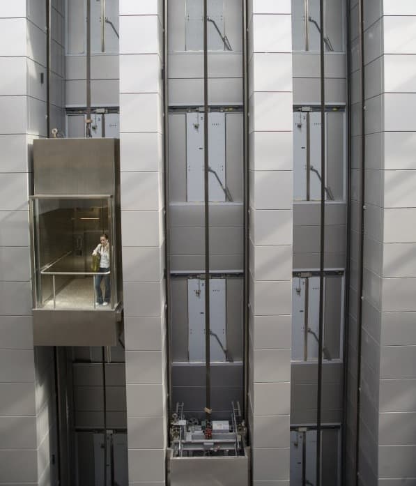 従来型のエレベーターでは、一度に運用可能な「カゴ」の数が限られている