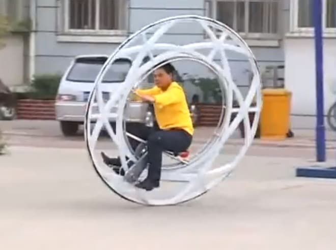 車輪の中に搭乗する自転車「Monowheel」