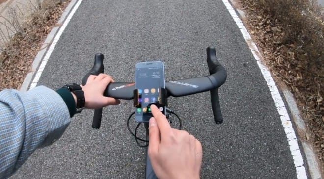モバイルバッテリー付きの自転車用ステム「Battery Stem」