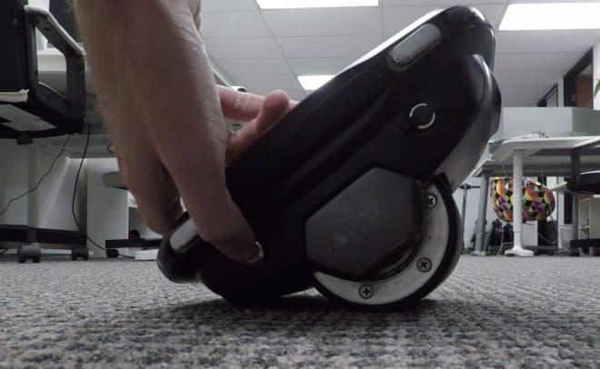 片足用の電動スケートボード「Hovershoes X1」
