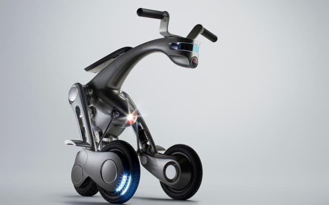 未来の世界の馬型ロボット Canguro Tricityのように車体を傾けて