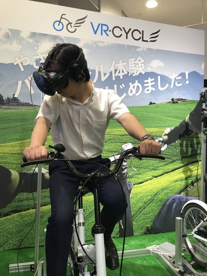 自転車のペダルを漕いで、VR体験できる「VR-CYCLE（ブイアールサイクル）」