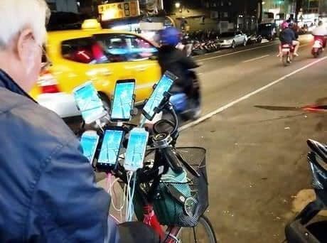 11台のスマートフォンを自転車に取り付けて走る男性、その理由は？