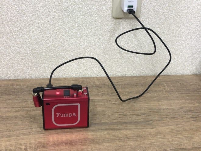 自転車用の電動空気入れ「Fumpa」、スマートフォン用充電器を利用できる
