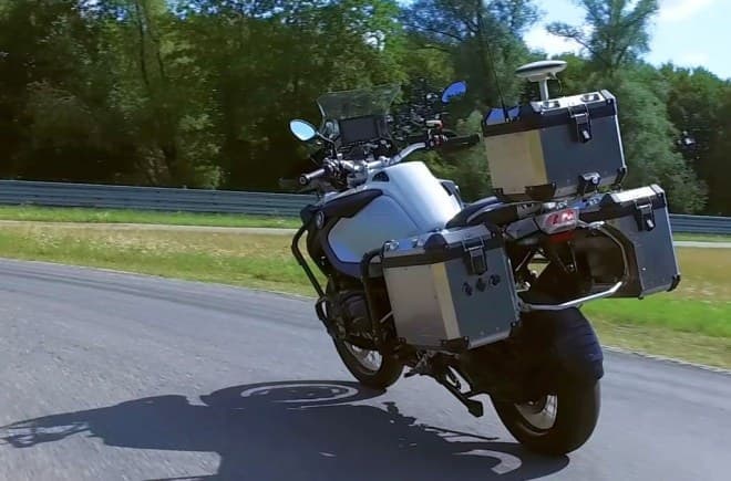 BMWが自動運転バイクのテスト映像を公開