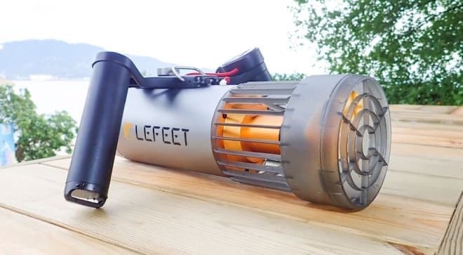 時速5.6キロでの移動を可能にするコンパクトな海中スクーター「LeFeet S1」