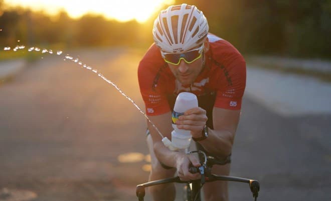 逆さにすると、飲みやすい―自転車用ボトル「SpeedSip」