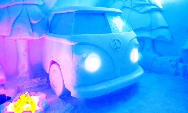 部屋の中に、VWバスの氷像が！－すべて氷でできたアイスホテルが今年の部屋を公開