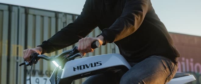 スケルトンボディの電動バイク「Novus」