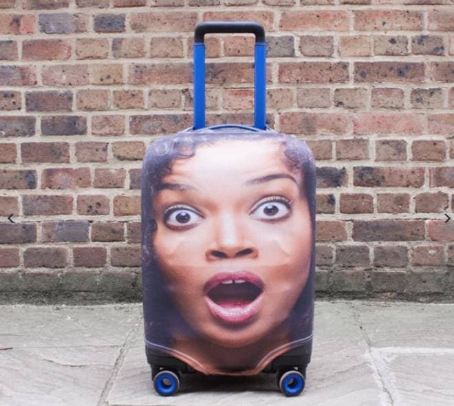 空港のバゲージクレームに、自分の顔が流れていく―顔写真をスーツケースカバーにする「Head Case」