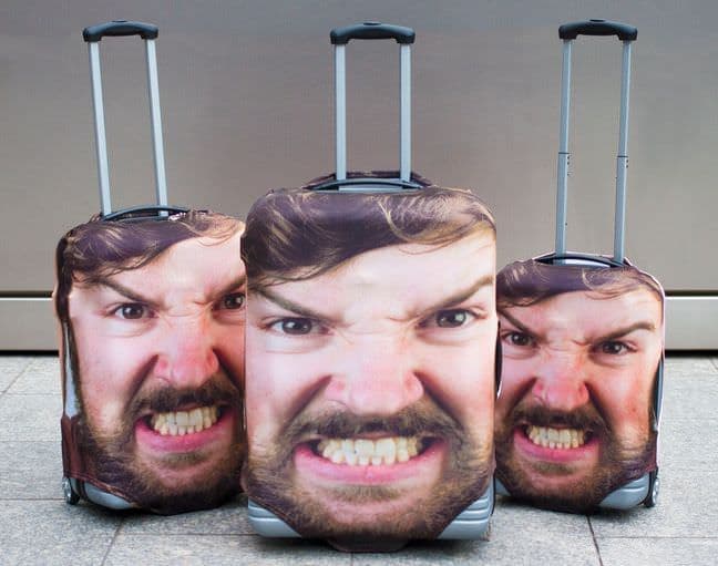 空港のバゲージクレームに、自分の顔が流れていく―顔写真をスーツケースカバーにする「Head Case」