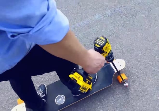 ドリルで通勤しようぜい！―ハンドドリルで走る電動スケートボードを製作する「Cheap and Easy DIY Electric Skateboard」