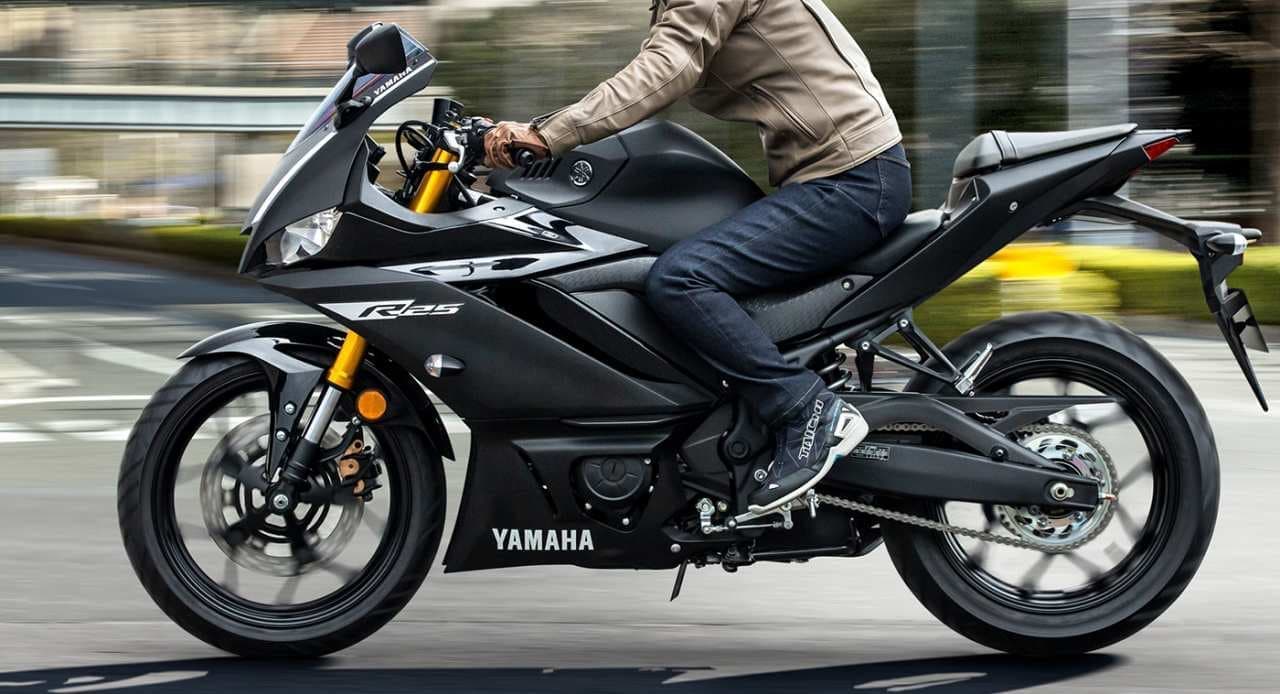 ヤマハ「YZF-R25」マイチェン ― MotoGPマシン「YZR-M1」イメージを強調