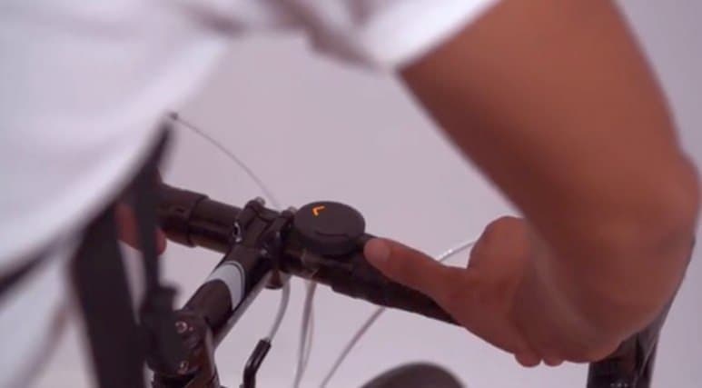羽織る自転車用方向指示器＆テールランプ「Wayv」
