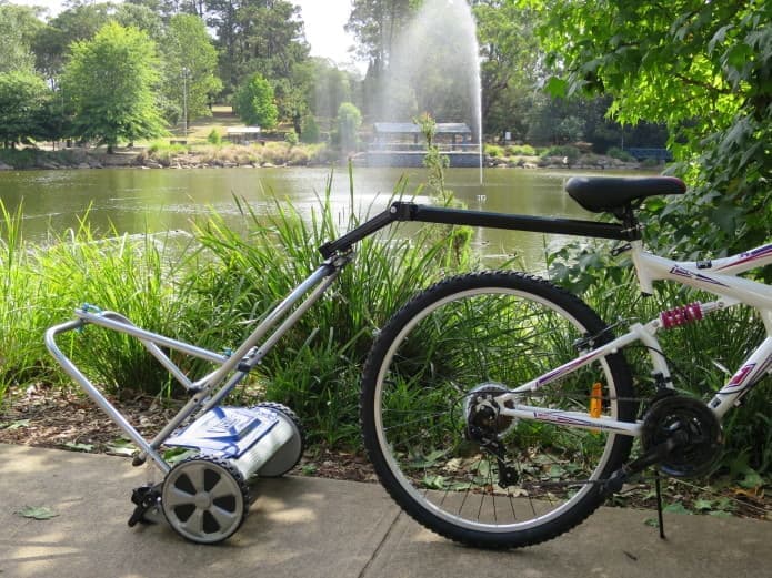 自転車に取り付けるトレーラータイプの芝刈り機「Cycle Mower X」