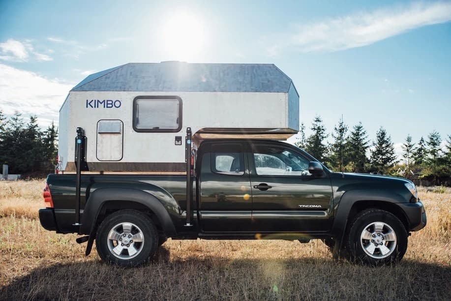 トヨタのピックアップトラックをキャンピングカーに―KIMBOの「6 Series」