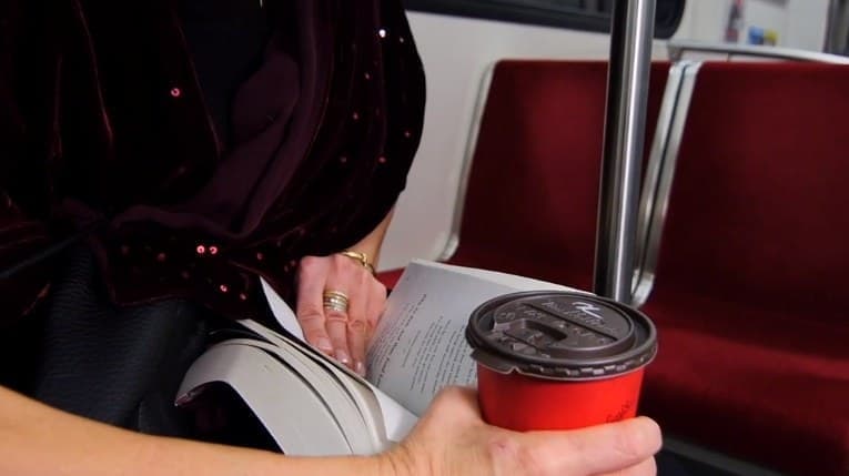 公共交通機関向けのカップホルダー「ComfyCup」