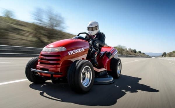 ホンダの芝刈り機、世界最高スピード更新に向けて再始動 ― 190馬力の「Mean Mower V2」で時速150マイル（241キロ）を目指す