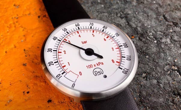 圧力計型の腕時計「PSI Pressure Gauge Watch」