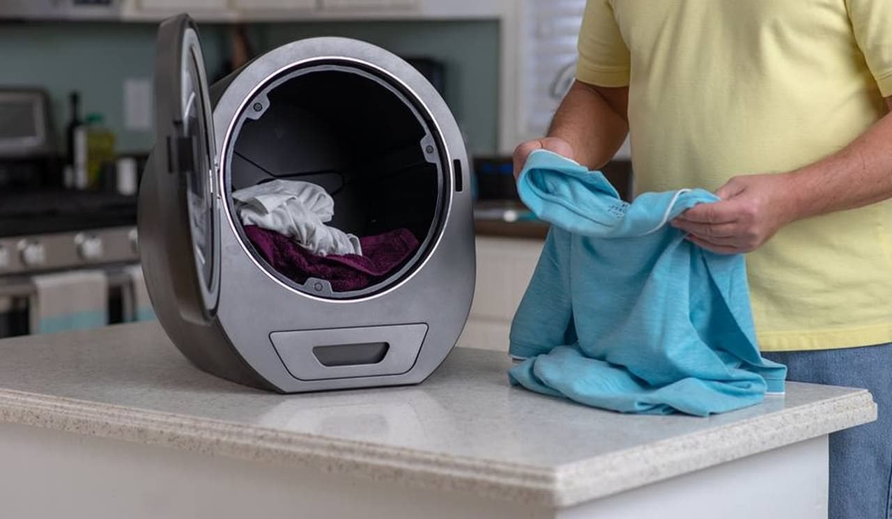 机の上に置ける衣類乾燥機「Morus Zero」 ― 真空乾燥で、衣服が傷みにくい