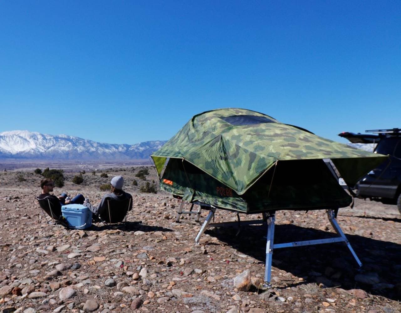 ルーフトップテントを地上設営可能にするフレーム「Hitch Tent」