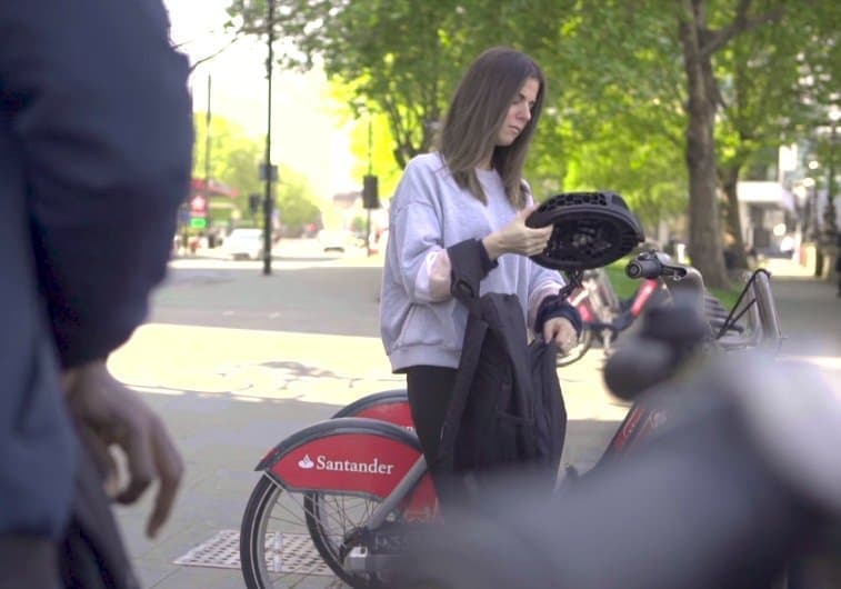 くるりんぱ―小さめなバッグにも入る自転車用ヘルメット「Cyclo Helmet」