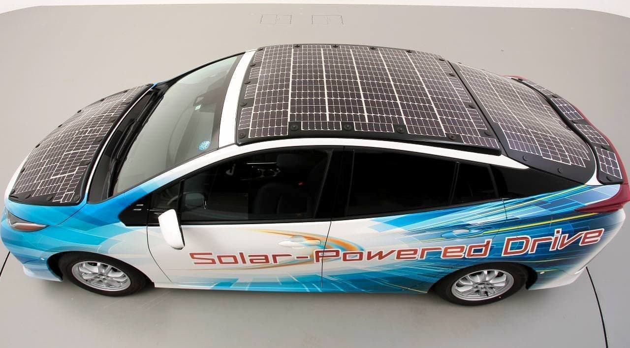 太陽電池で56.3キロ走れるトヨタ「プリウスPHV」―ボンネットにも 