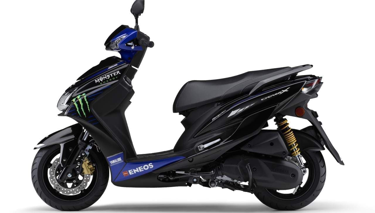 ヤマハ「CYGNUS-X」に、MotoGPマシン「YZR-M1」のイメージを再現した限定モデル「Monster Energy Yamaha MotoGP Edition」