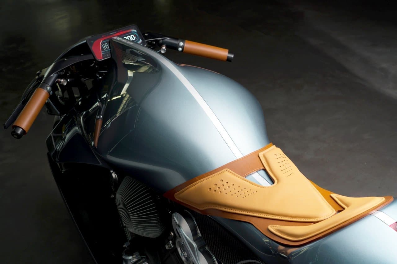 アストンマーティンがV型ツインターボ搭載のバイク「AMB 001」を発表