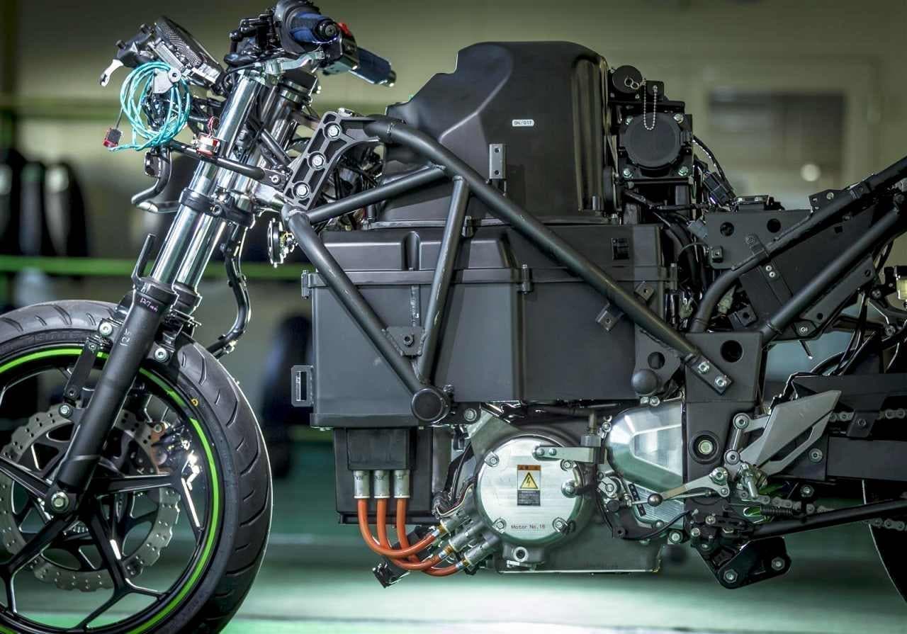 カワサキがミラノショーで公開した電動バイクコンセプトの詳細を明らかに