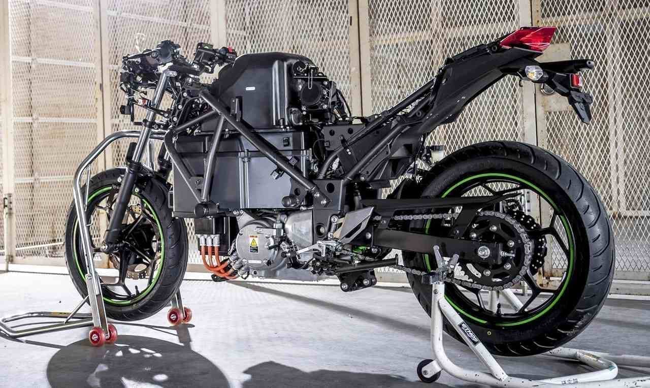 カワサキがミラノショーで公開した電動バイクコンセプトの詳細を明らかに