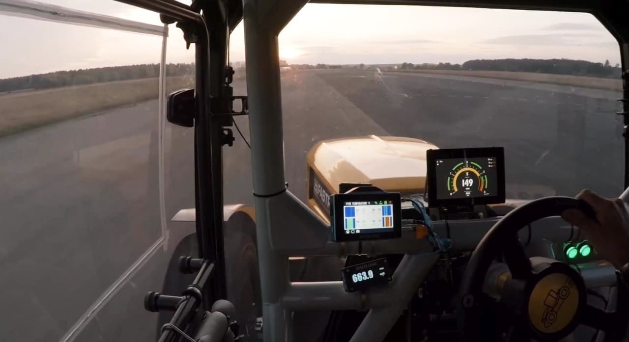 JCB「Fastrac Two」が「世界最速の農業用トラクター」の称号を手に