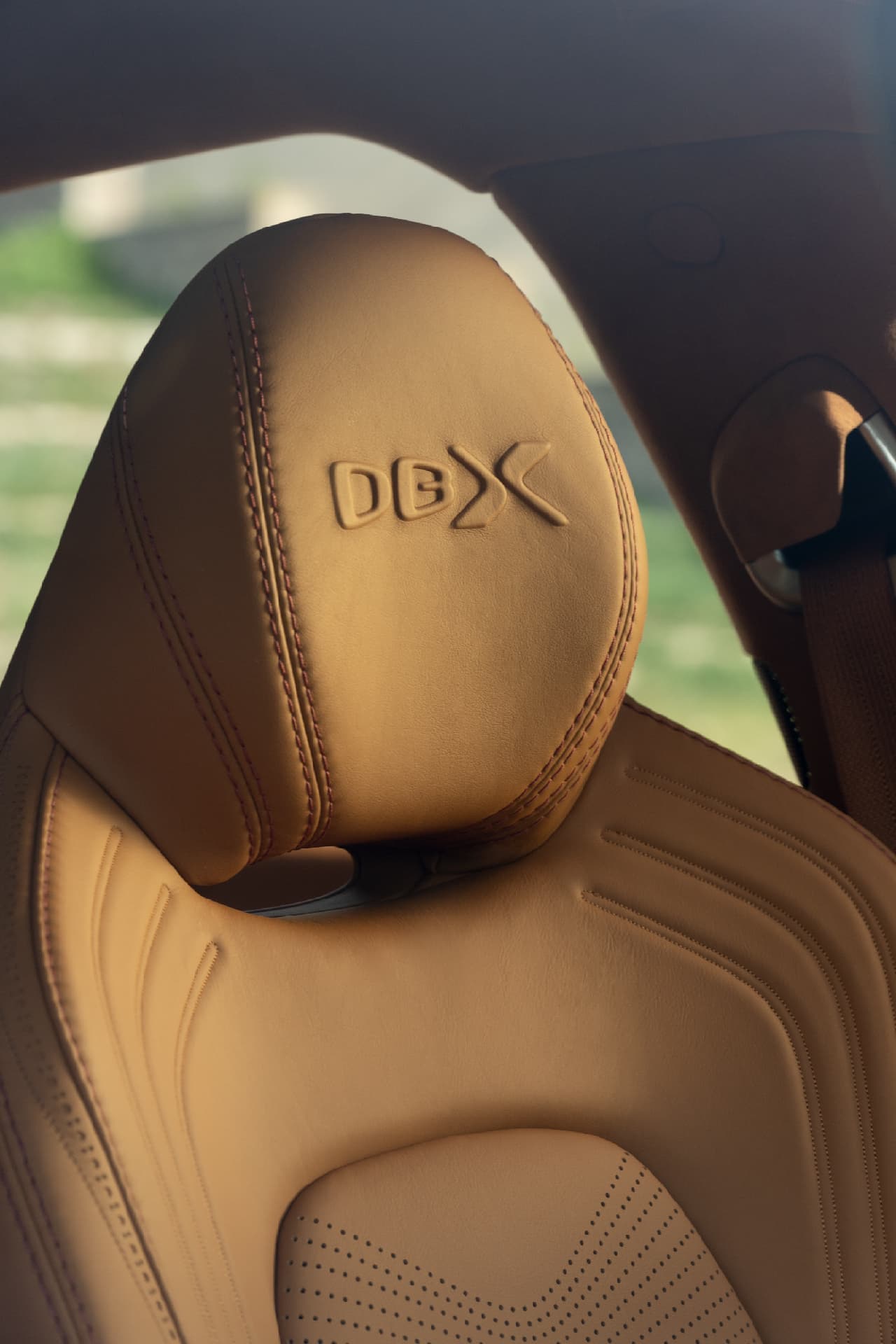 アストンマーティンの新型SUV「DBX」発表 