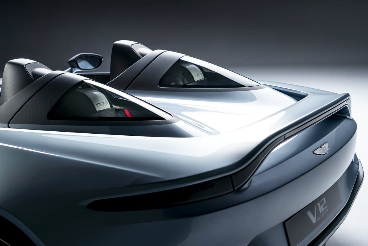 ストンマーティンが「V12スピードスター」を発表、価格は約1億円