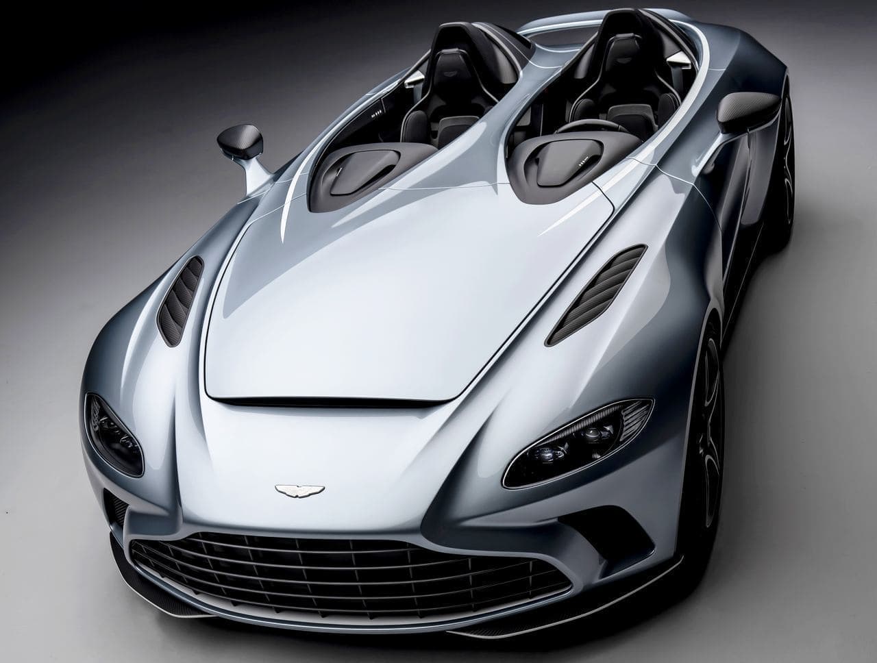アストンマーティンが「V12スピードスター」を発表、価格は約1億円