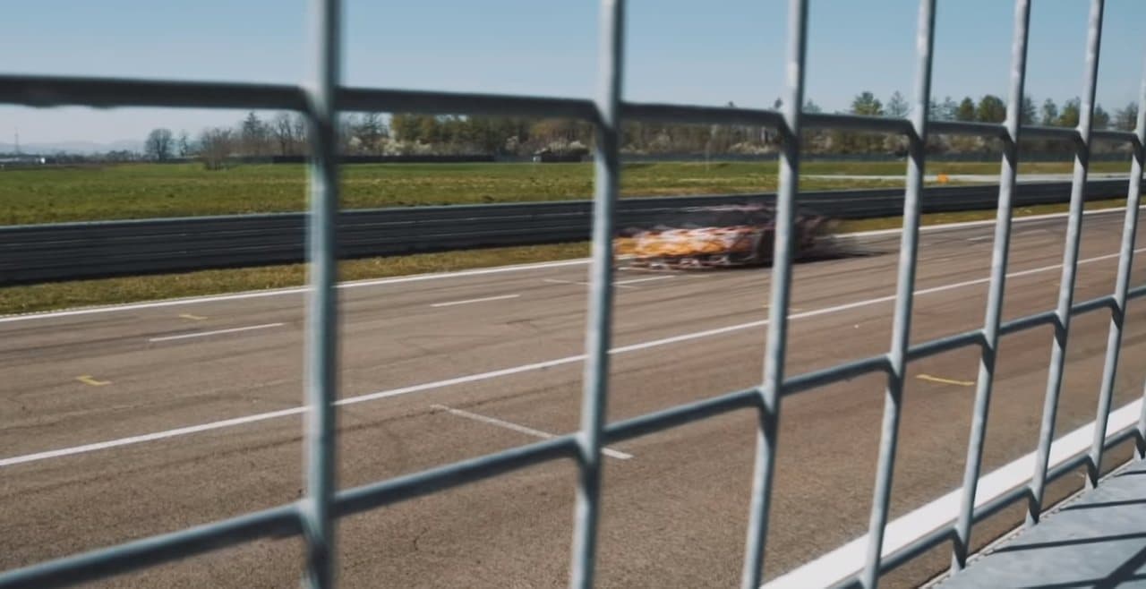 ランボルギーニがハイパーカー用6.5L V型12気筒エンジンのシェイクダウンを実施