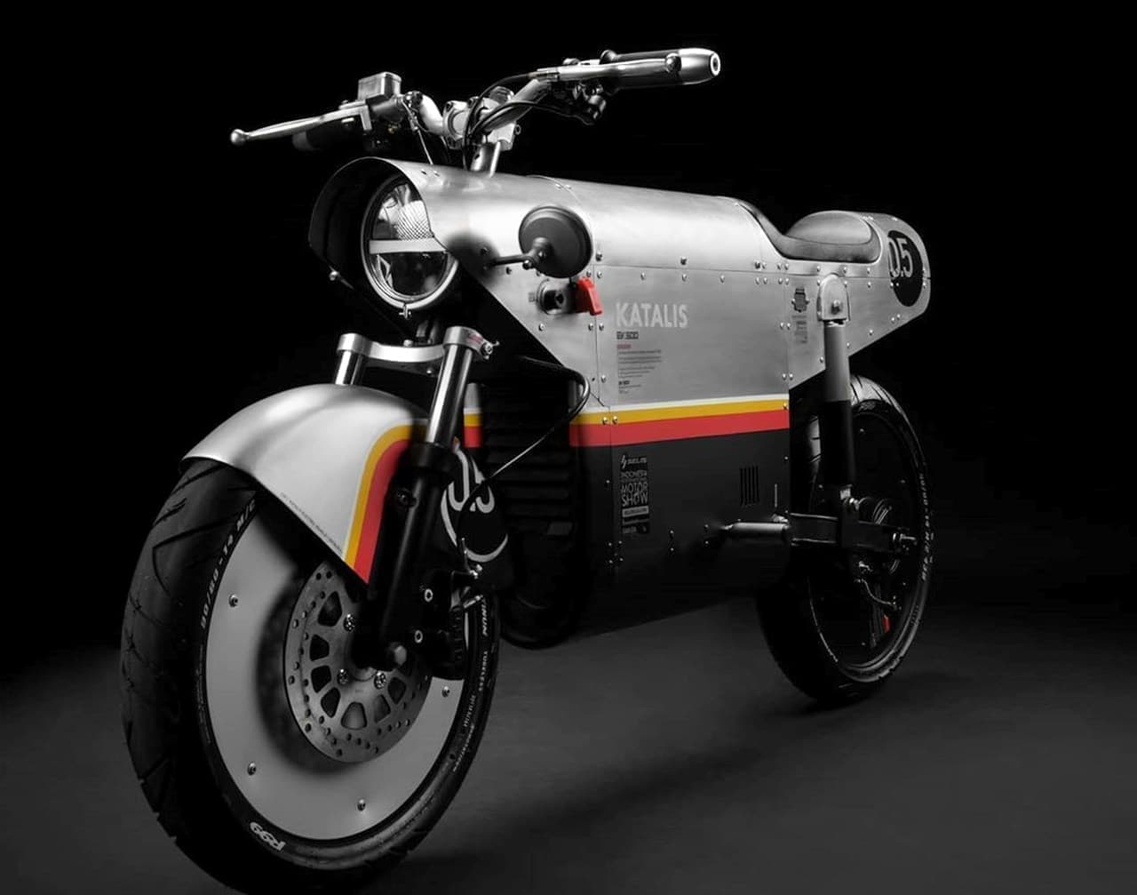 日本のアニメっぽいキャラで紹介する電動バイク KATALIS「EV.500」