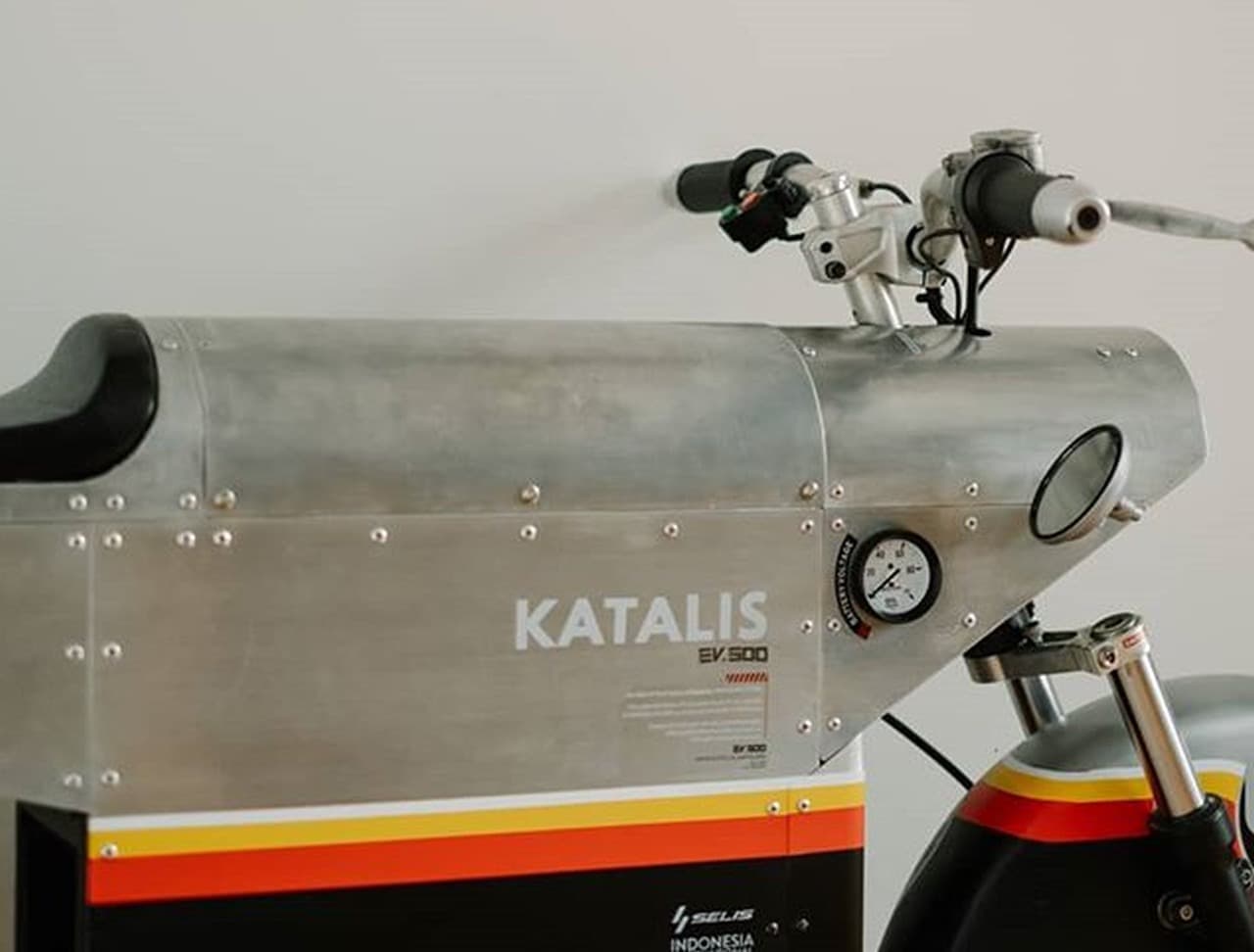 日本のアニメっぽいキャラで紹介する電動バイク KATALIS「EV.500」