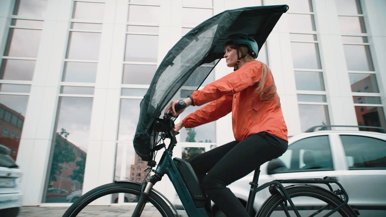 雨が降ってきたら10秒で自転車用ルーフに フロントバッグとしても使える「BikerTop」