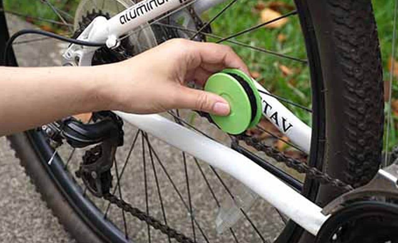手を汚さずに自転車のチェーンに注油できる「CHAIN OIL ROLLER（チェーンオイルローラー）」