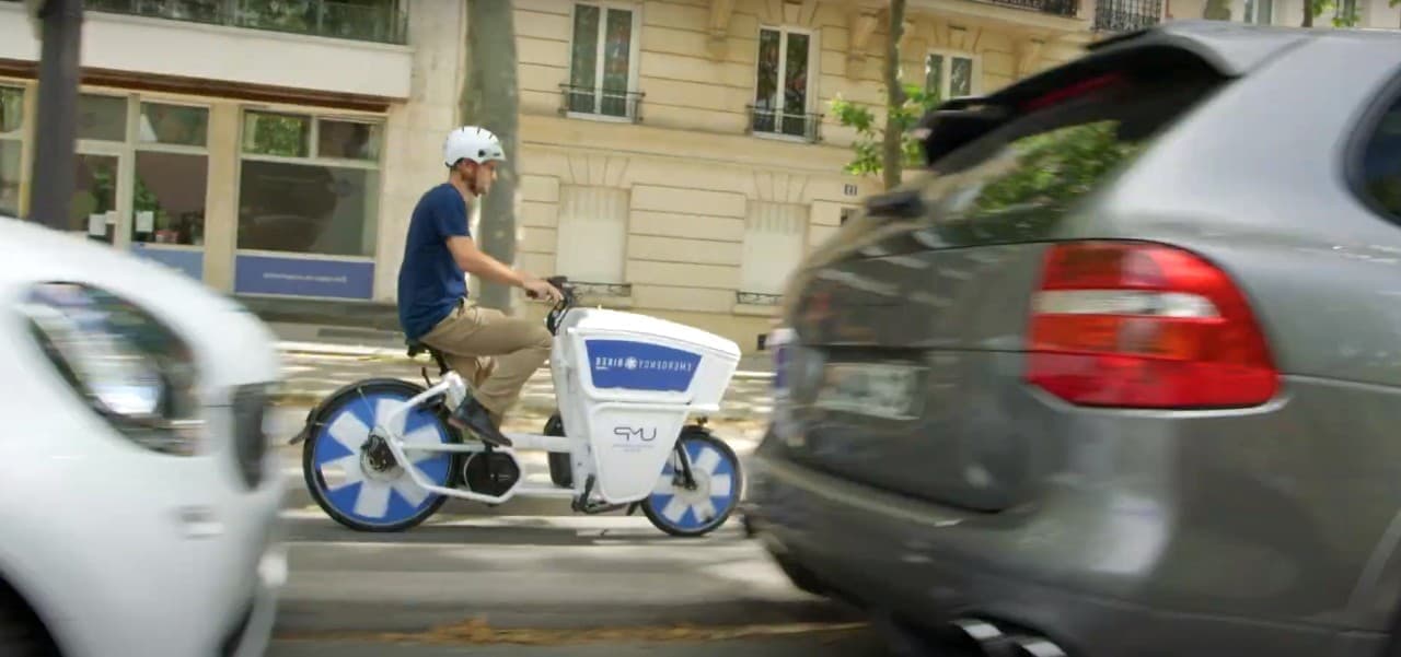 救急自転車がパリに登場！渋滞をすり抜けて患者のもとに駆け付ける