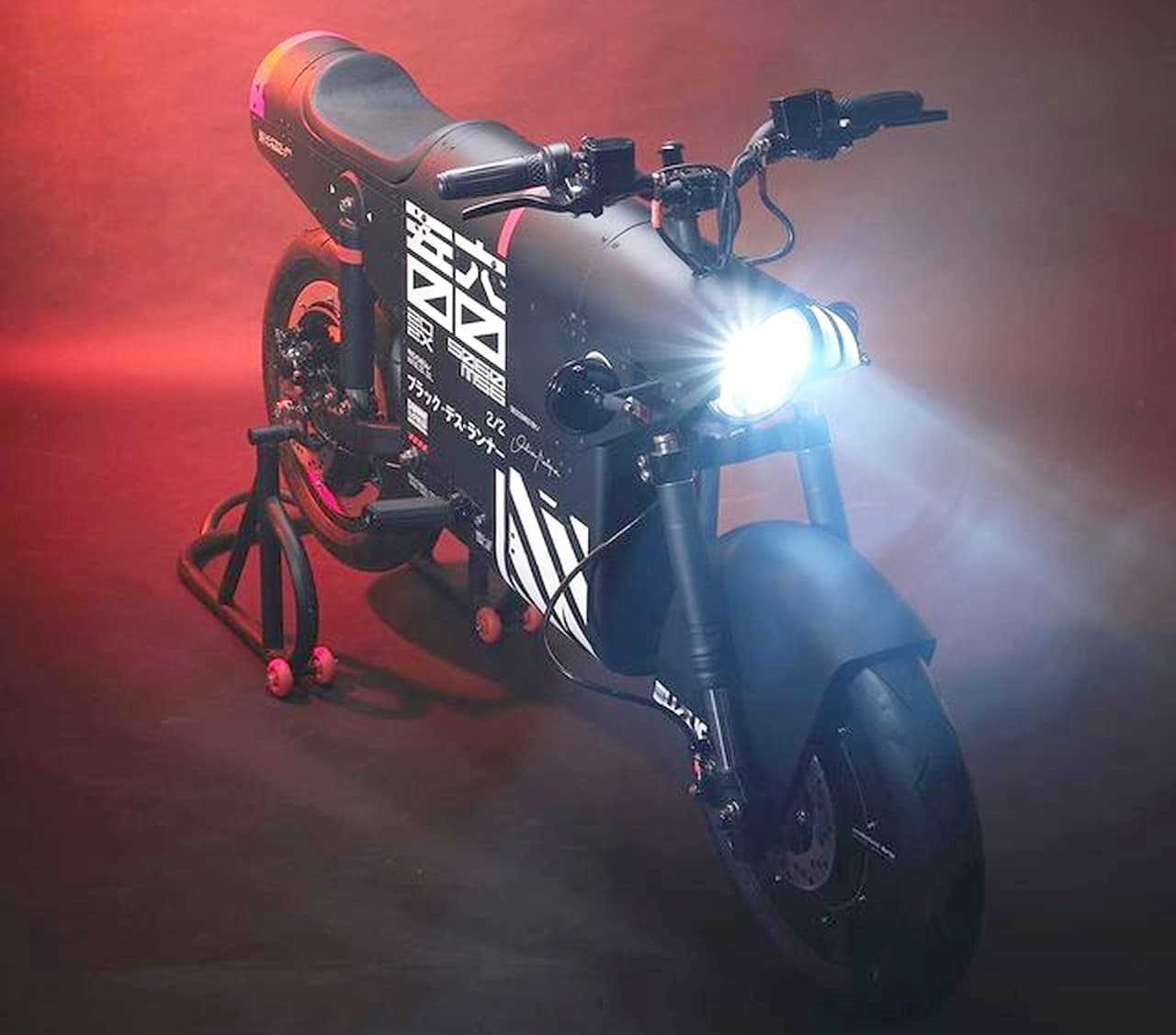 日本のアニメ 戦闘機 モビリティの未来を開発キーワードとした電動バイク「EV.500」が「EV-1K/56」となって予約受付開始