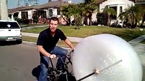「プチプチつぶし」ができる自転車「Bubble Wrap Bike（プチプチバイク）」