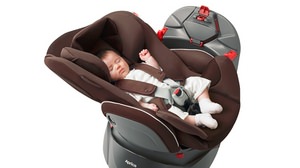 赤ちゃんをまっすぐ寝かせられる、“平らなベッド”になる回転式チャイルドシート「フラディア」新発売！
