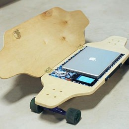 iPhone や iPad を収納できる通勤用スケートボード「BriefSkate」
