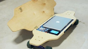 iPhone や iPad を収納できる通勤用スケートボード「BriefSkate」