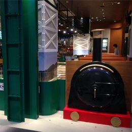巨大ジオラマを鉄道模型が走る！　鉄道模型専門店の「鉄道カフェ」がイオンモール幕張新都心に
