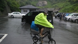 雨の日の自転車通勤におススメ―手のひらまですっぽりとカバーするポンチョ「2040 サイクルレインポンチョ」
