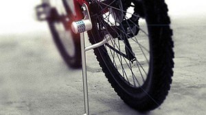 カギのかけ忘れを防ぐ自転車用の鍵「Leglock」―スタンドを立てるだけでタイヤをロック