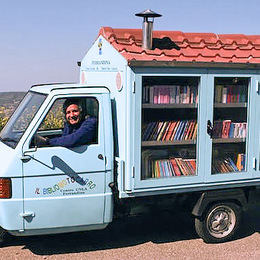 イタリアのかわいい「図書館三輪車」 ― なぜか屋根付き、煙突付き